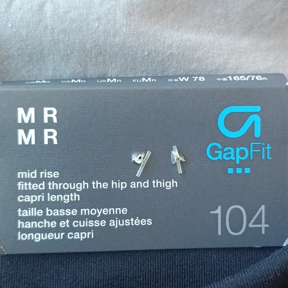 GapFit Mid Rise Capri - Picture 9 of 13